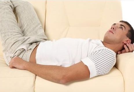 Ленивый человек лежит на диване